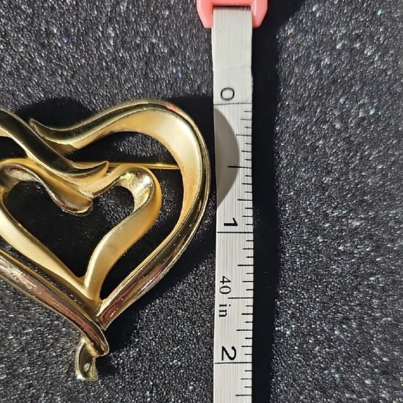 Vintage Gold Double Heart Brooch with Elegant Design - Picture 5 of 5